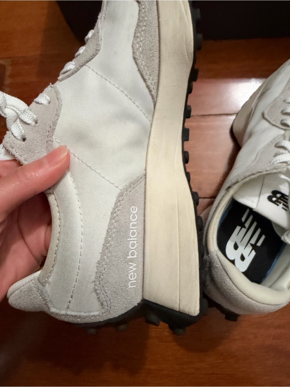 New Balance Cream, Black & cream size 6.5 (fits like 6 women’s ) - Picture 4 of 10